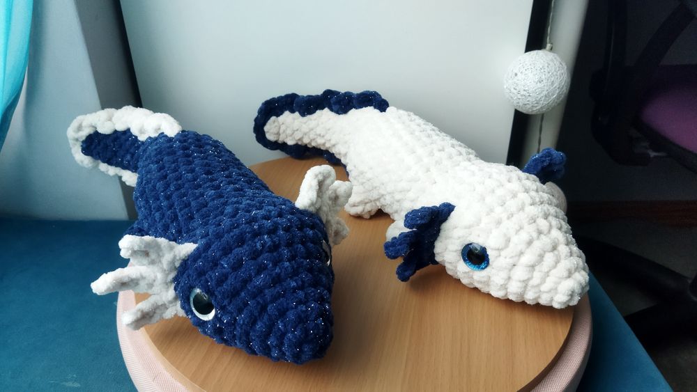 Dwa aksolotle na szydełku, pluszowe, błyszczące