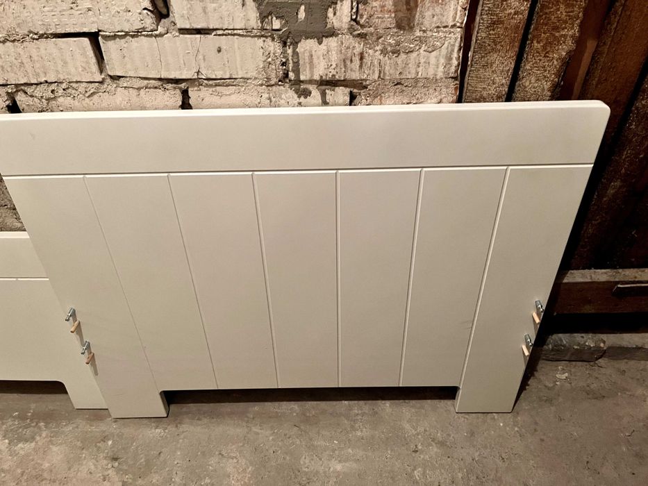 Białe Łóżko 90x200, z pojemnikiem na kółkach oraz materacem