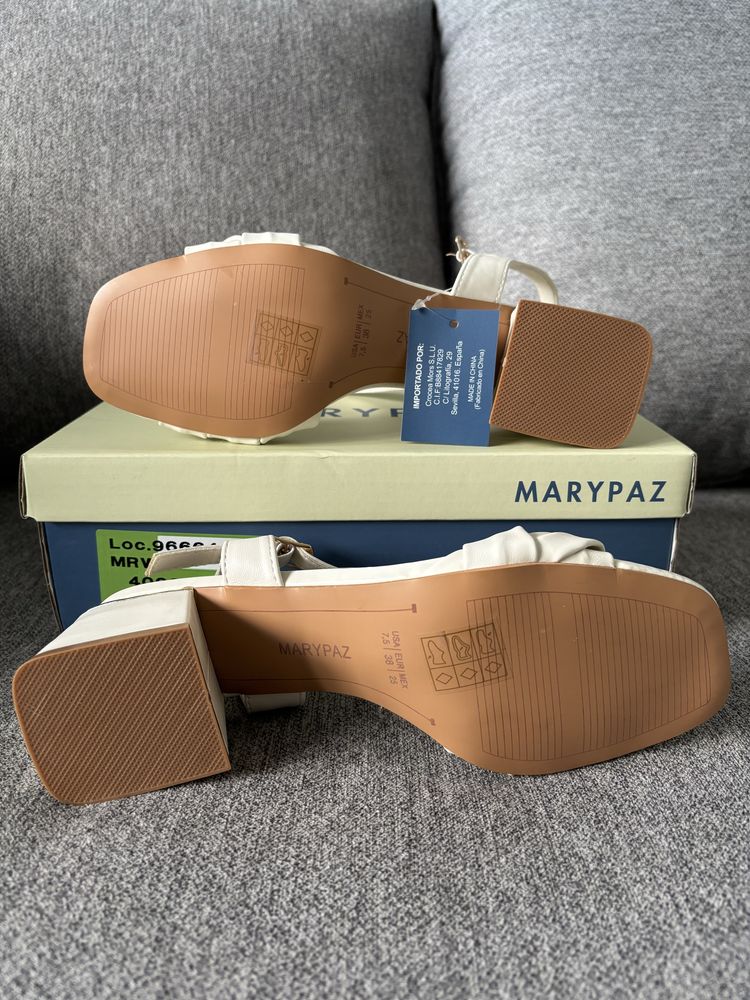 Sandalias brancas Maripaz