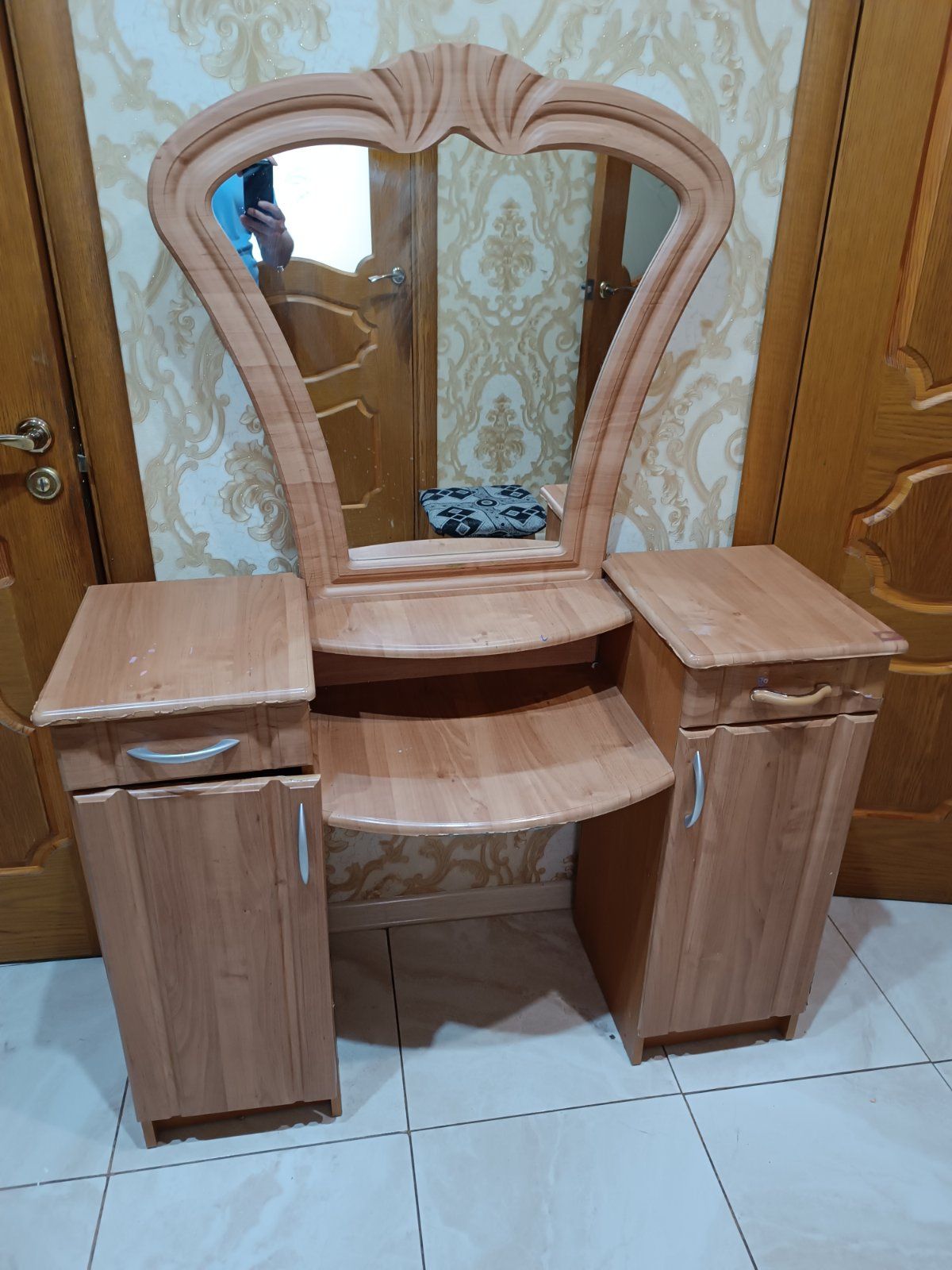 Продам дешево мебель: столи, комоди