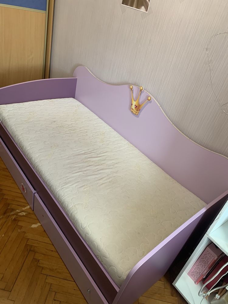 Продам стол и кровать одного комплекта