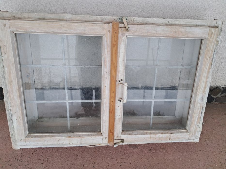 Вікно дерев'яне з гратами