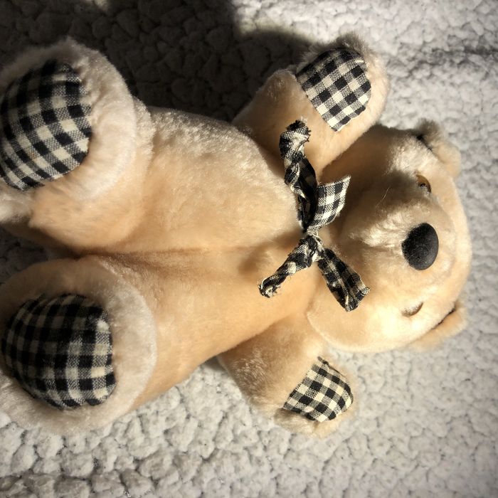 Urso macio peluche com laço