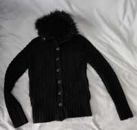Grubszy czarny sweter, jak kurtka, z podszyciem i futerkiem przy szyi,