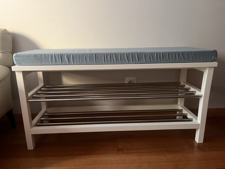 Banco com arrumacao sapatos