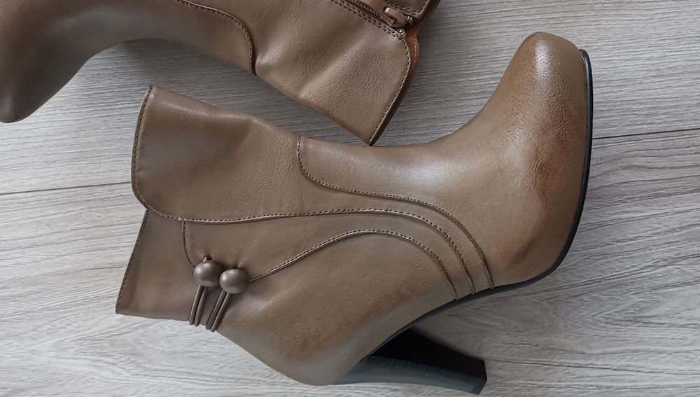 Botki beżowa na obcasie