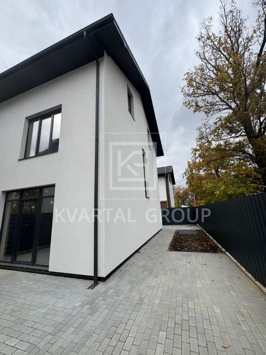 Шикарний таун в центрі, таун хаус під ремонт, кутовий таун