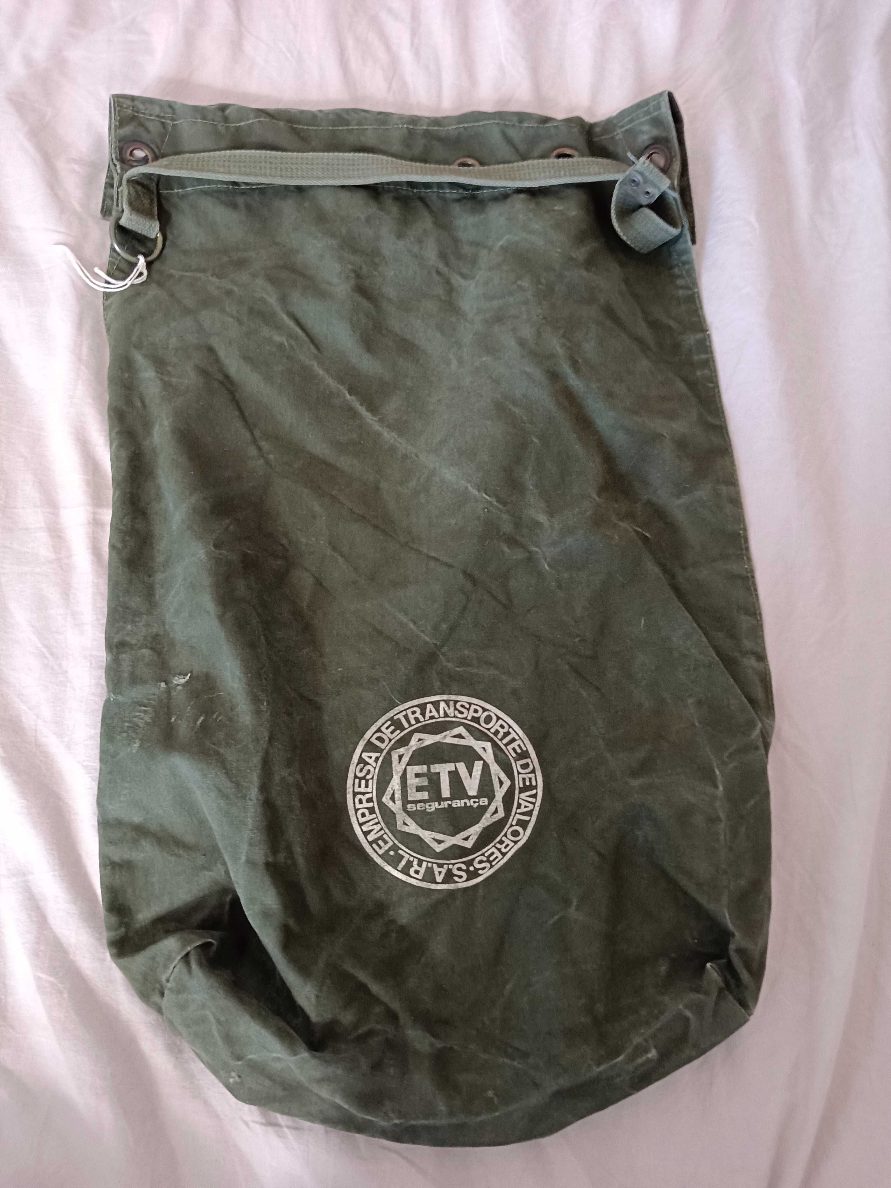 Sacos de pano grosso (dois)
