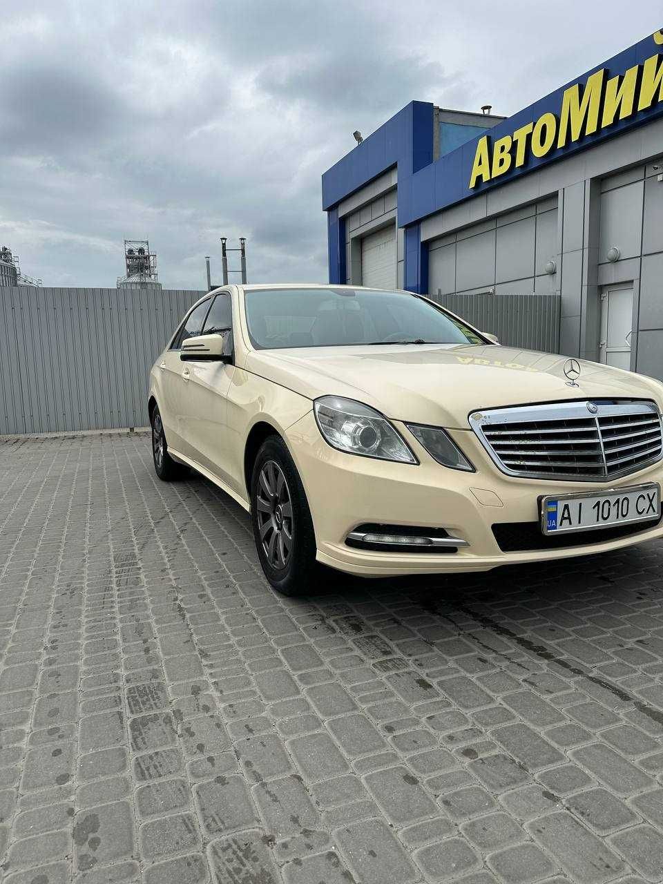 Автомобіль Mercedes-Benz Е200 W212