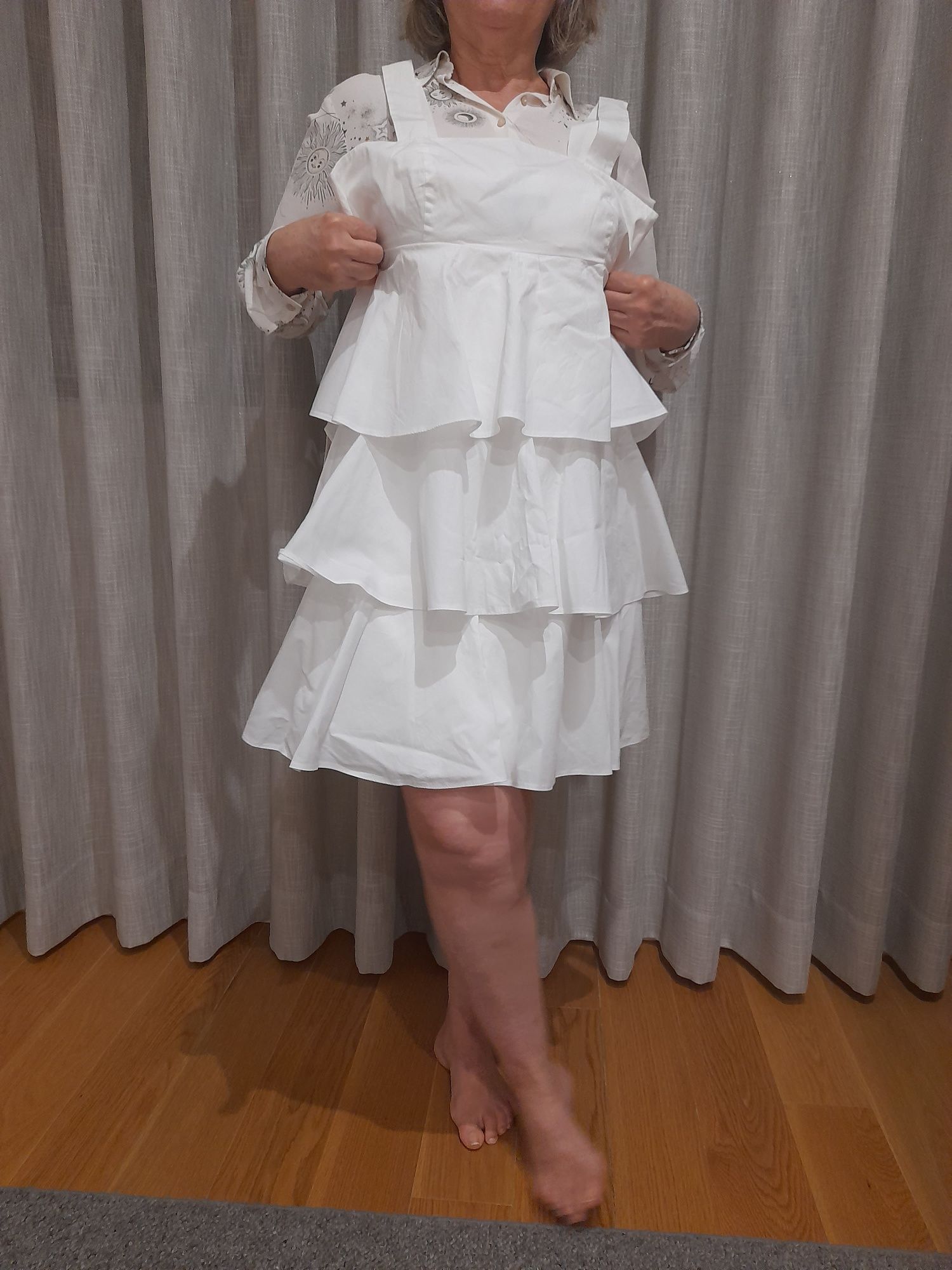 Vestido branco com folhos, Sfera