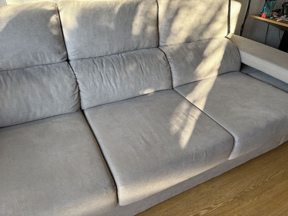 Sofá cinza com chaise longue