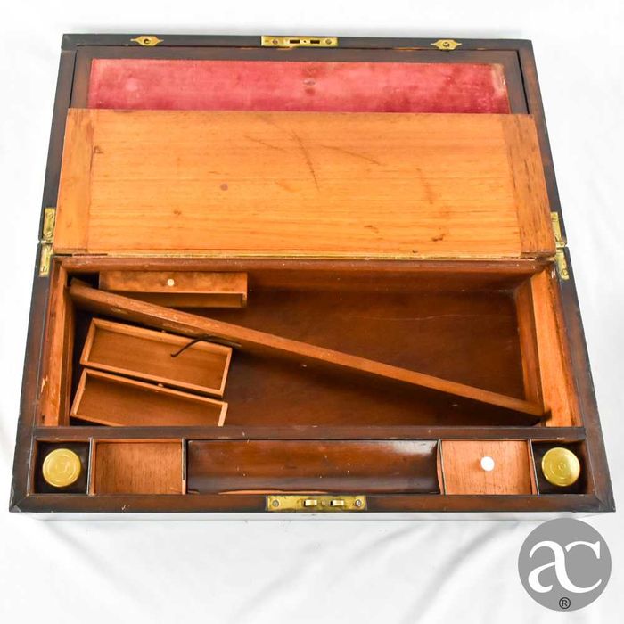 Escritório de viagem Inglês, séc. XIX, madeiras exóticas com embutidos