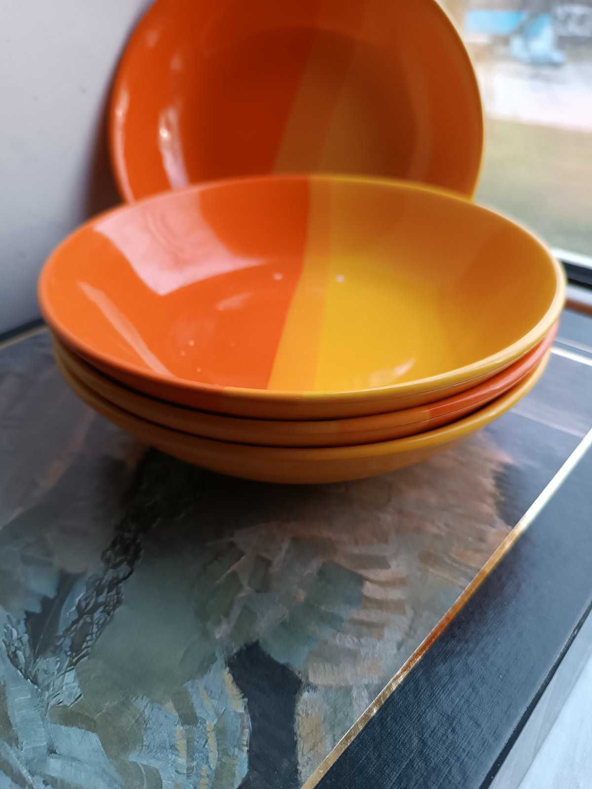 Посуд з кольорової кераміки, жовто-жовтогарячого кольору