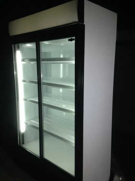 Шкаф холодильный на 2 стеклянные двери под напитки.