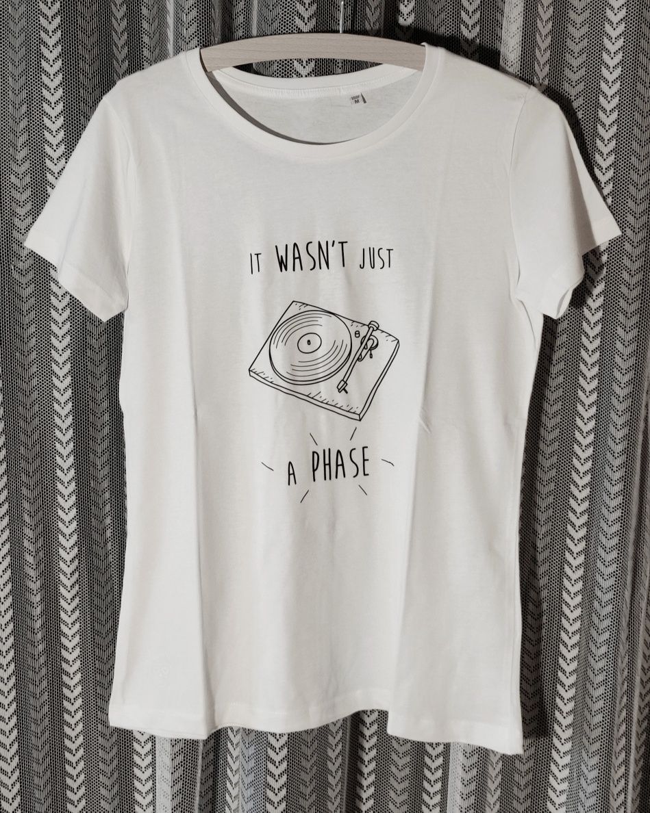 T-shirts "Não Era Apenas Uma Fase" brancas mulher II