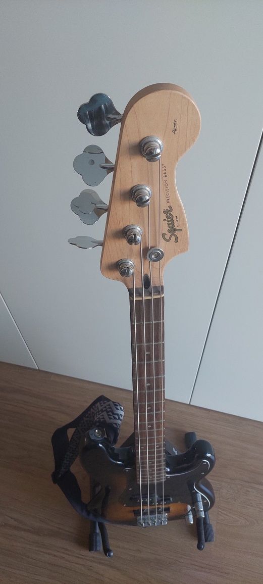 Baixo Fender Squier Precision