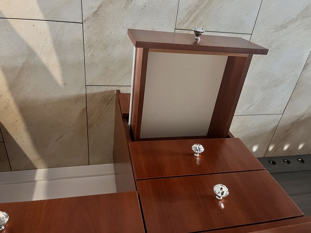 Toaletka/ biurko z ładnymi uchwytami