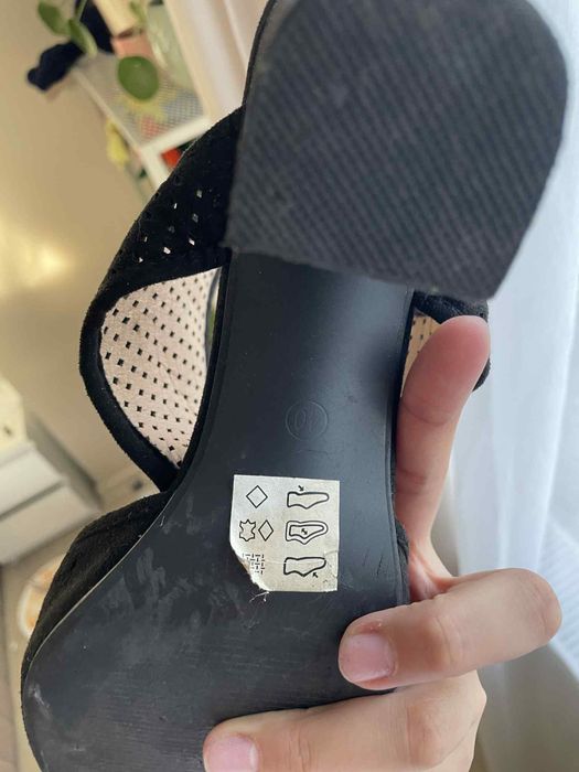 Żakardowe sandałki z dziurek