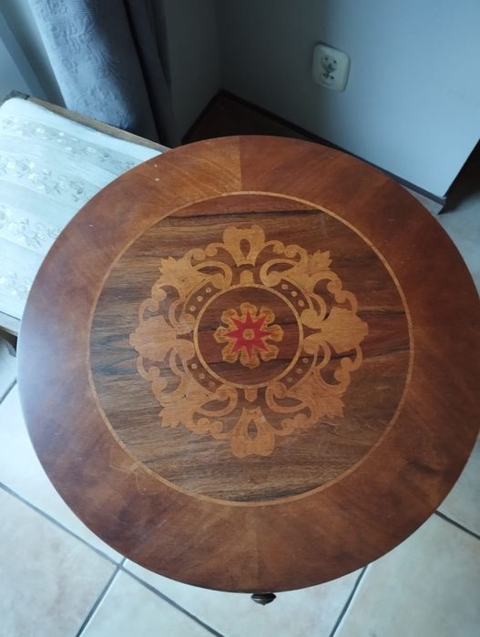 Zestaw lampek że stolikiem i taboretami retro