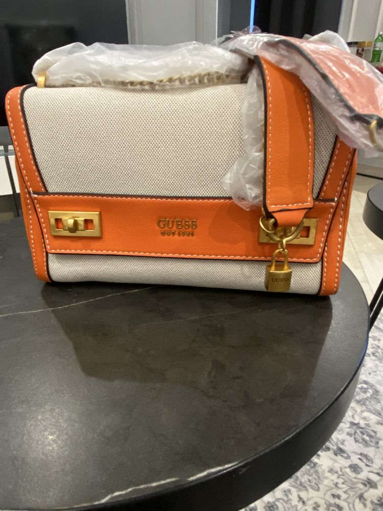 Продам сумку женскую . Guess. США