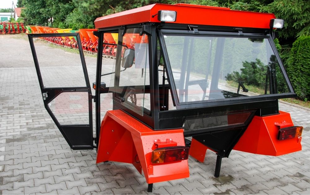 Kabina Ursus C-330 DE LUX metalowe błotniki kanciaste D-LUX