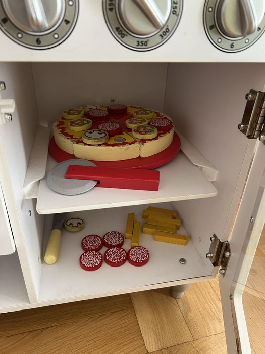 Kuchnia dla dzieci KidKraft z akcesoriami kuchennymi.