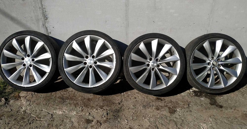 Диски для Tesla Model S різноширокі R21