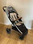 Wózek spacerowy Petite&Mars Royal 22kg miętowy/brązowe rączki