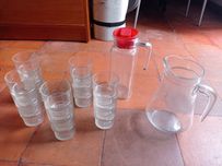 2 jarros e 12 copos de água