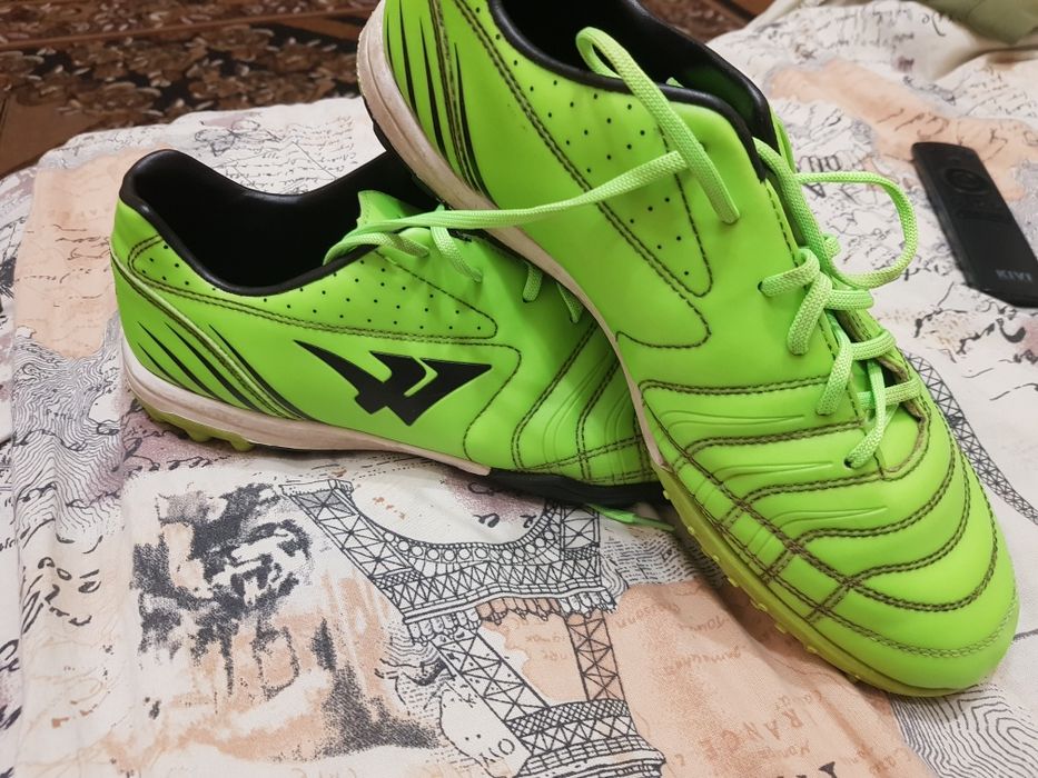 Кроссовки буци для футбола