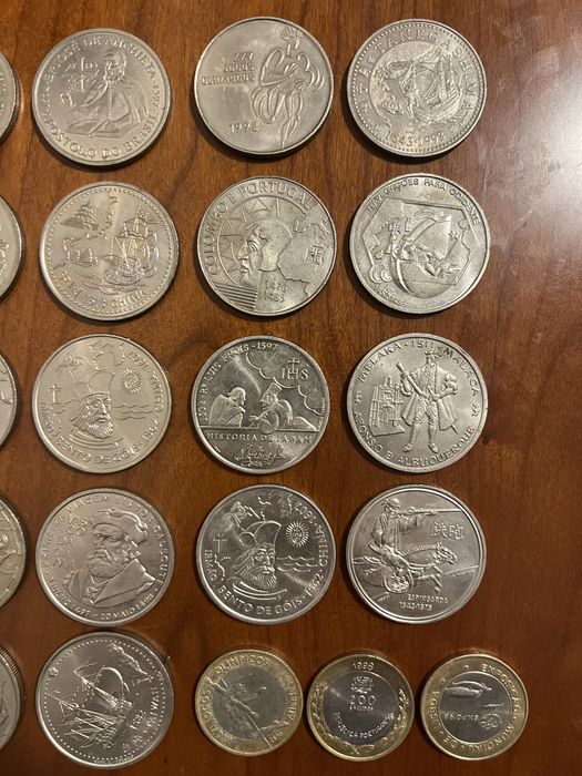 Lote de 23 moedas comemorativas de 200 escudos