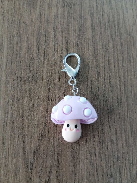 Brelok, zawieszka z fioletowym grzybkiem