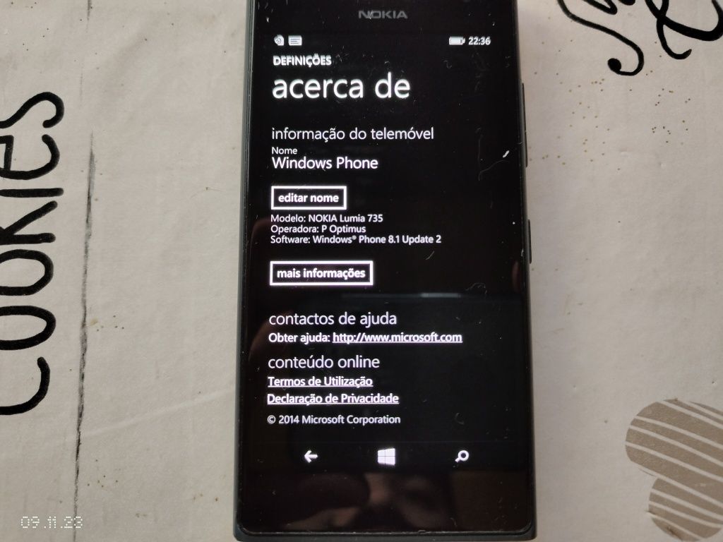 Nokia Lumia 735 com marcas de uso