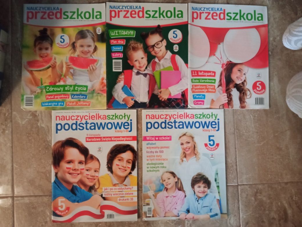 Nauczycielka przedszkola i szkoły podstawowej z plakatami