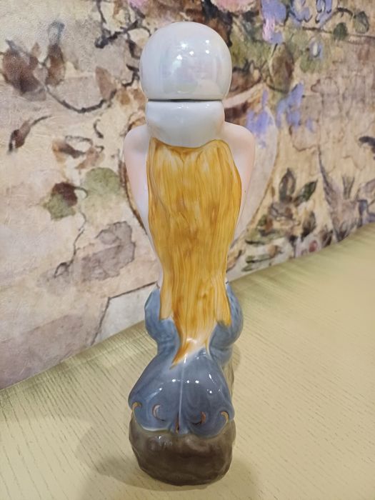 Фарфорова статуетка.