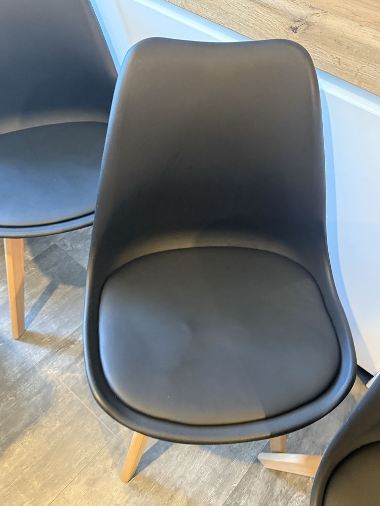 Krzesla Camelle czarne cztery sztuki komplet