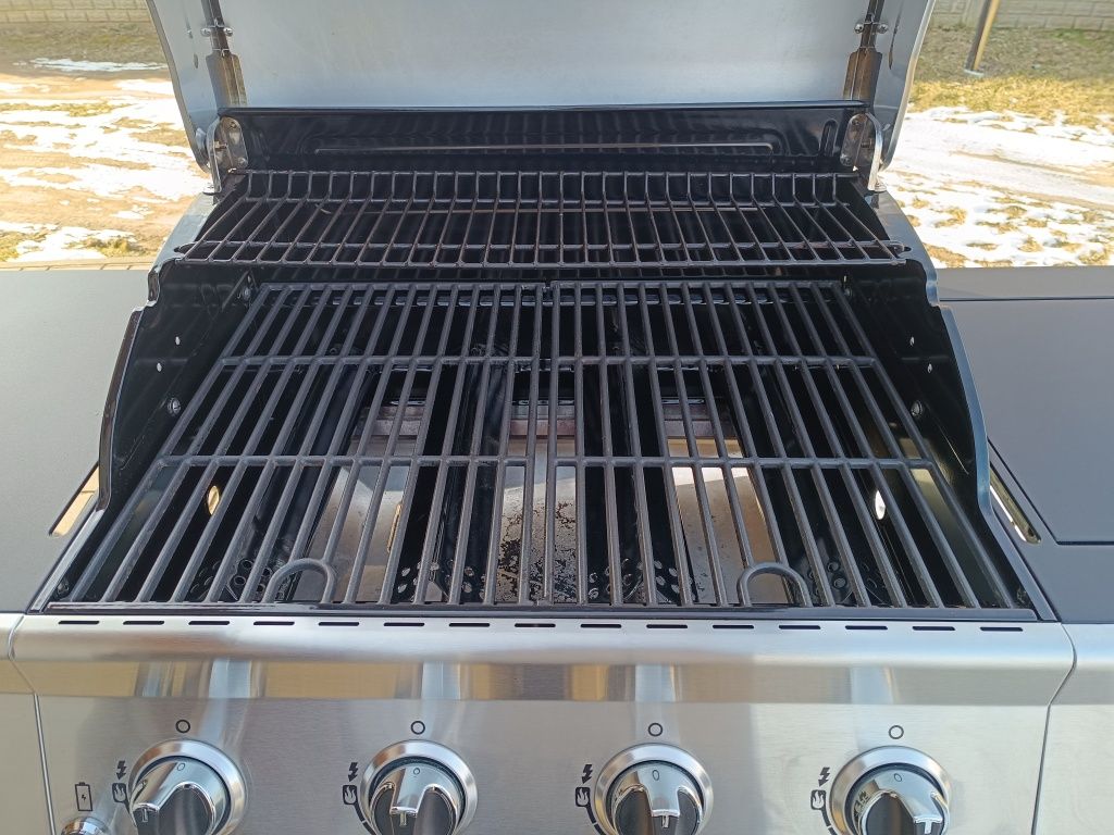 Grill gazowy firmy NEXGRIL 4 plus jeden boczny