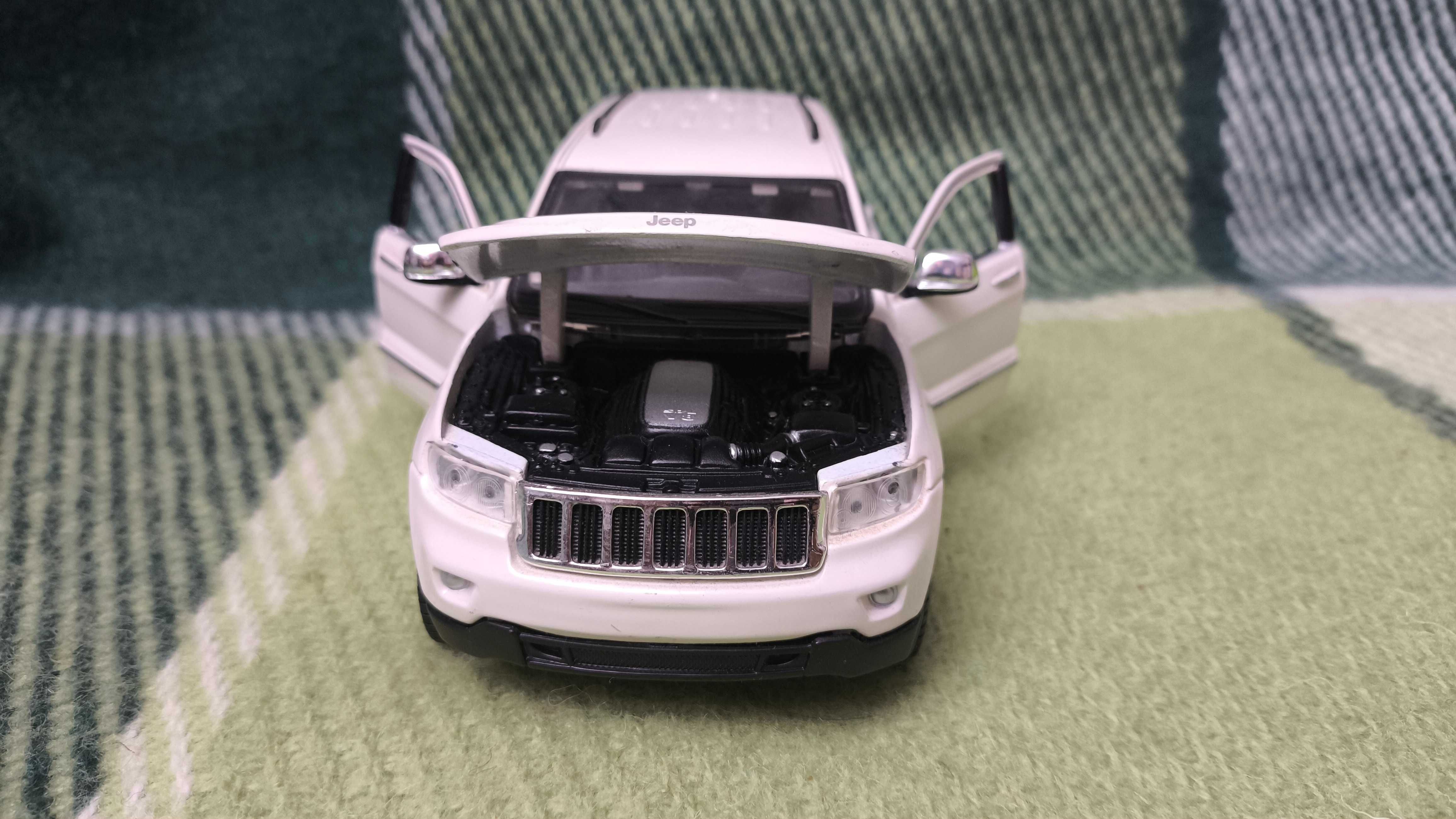 Машинка Jeep Grand Cherokee Loredo 2011 1.24 Maisto