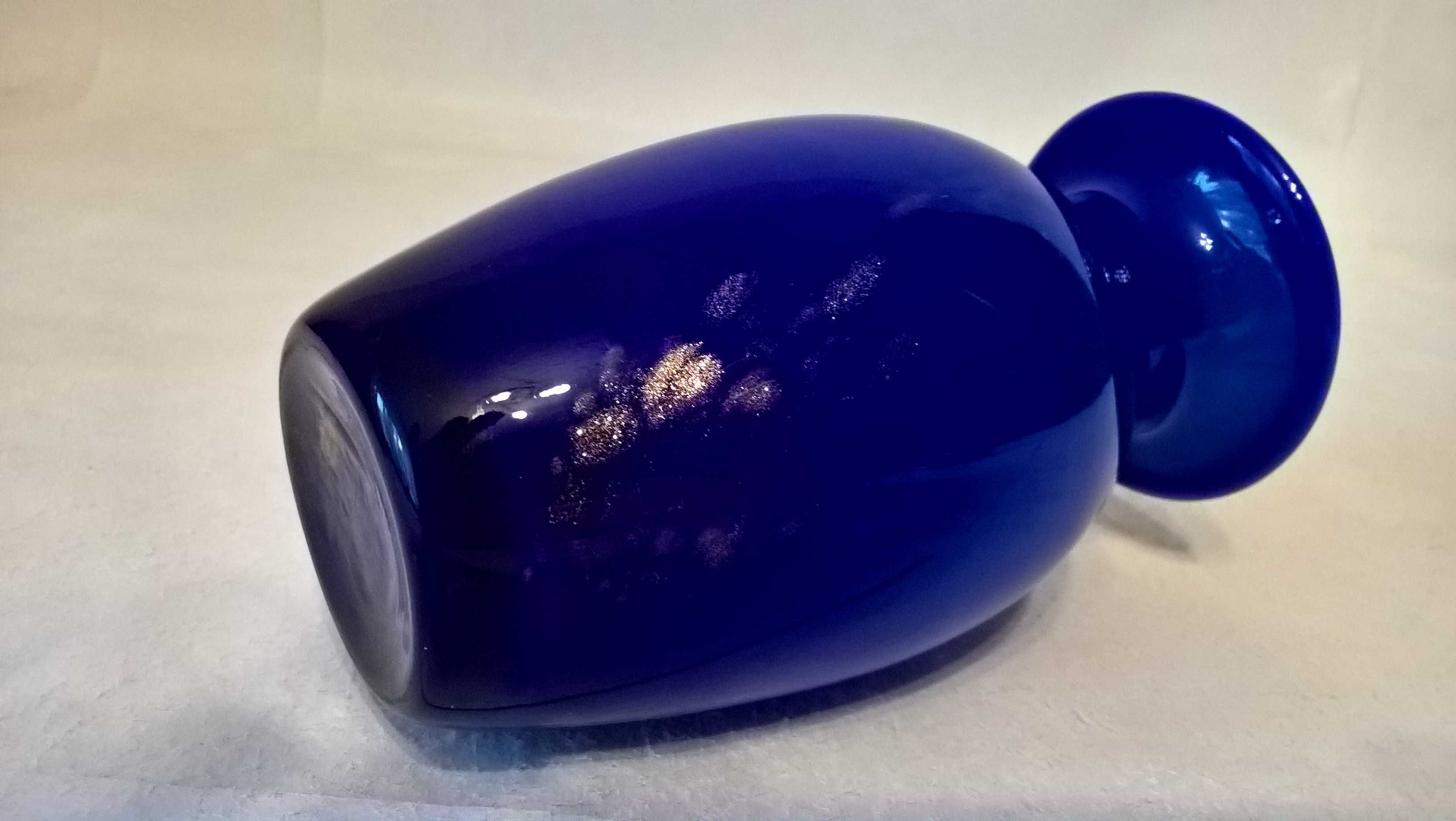 Kobaltowy wazon z dodatkiem drobinek złota.