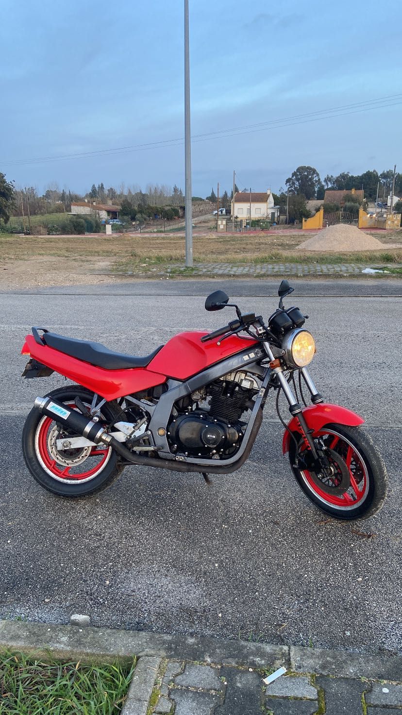 Suzuki GS500 bem estimada