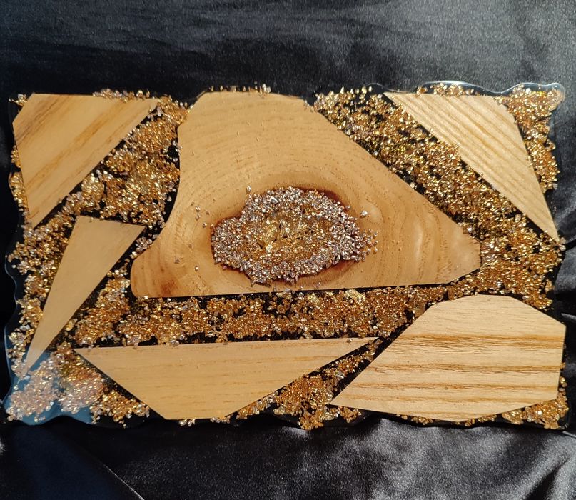 Taca w kolorze złota i czerni z elementami drewna