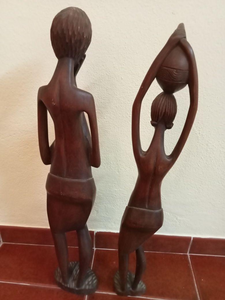 Casal africano em madeira