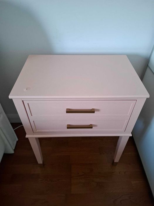 Elegancki różowy stolik nocny