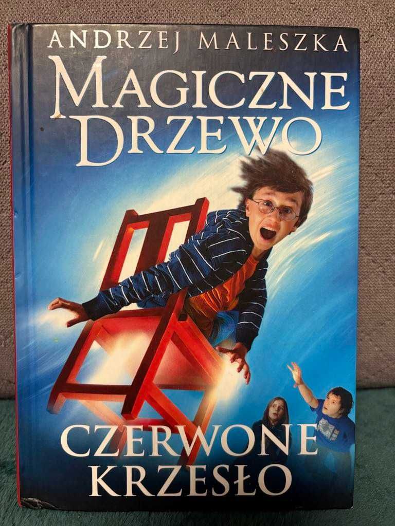 Lektura "Magiczne drzewo " czerwone krzesło