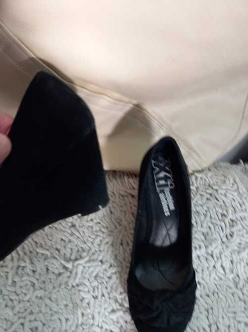 Sapatos pretos cunhasapatos
