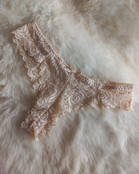 Majtki stringi koronkowe XS S