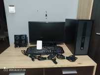Komputer do gier z monitorem i akcesoriami