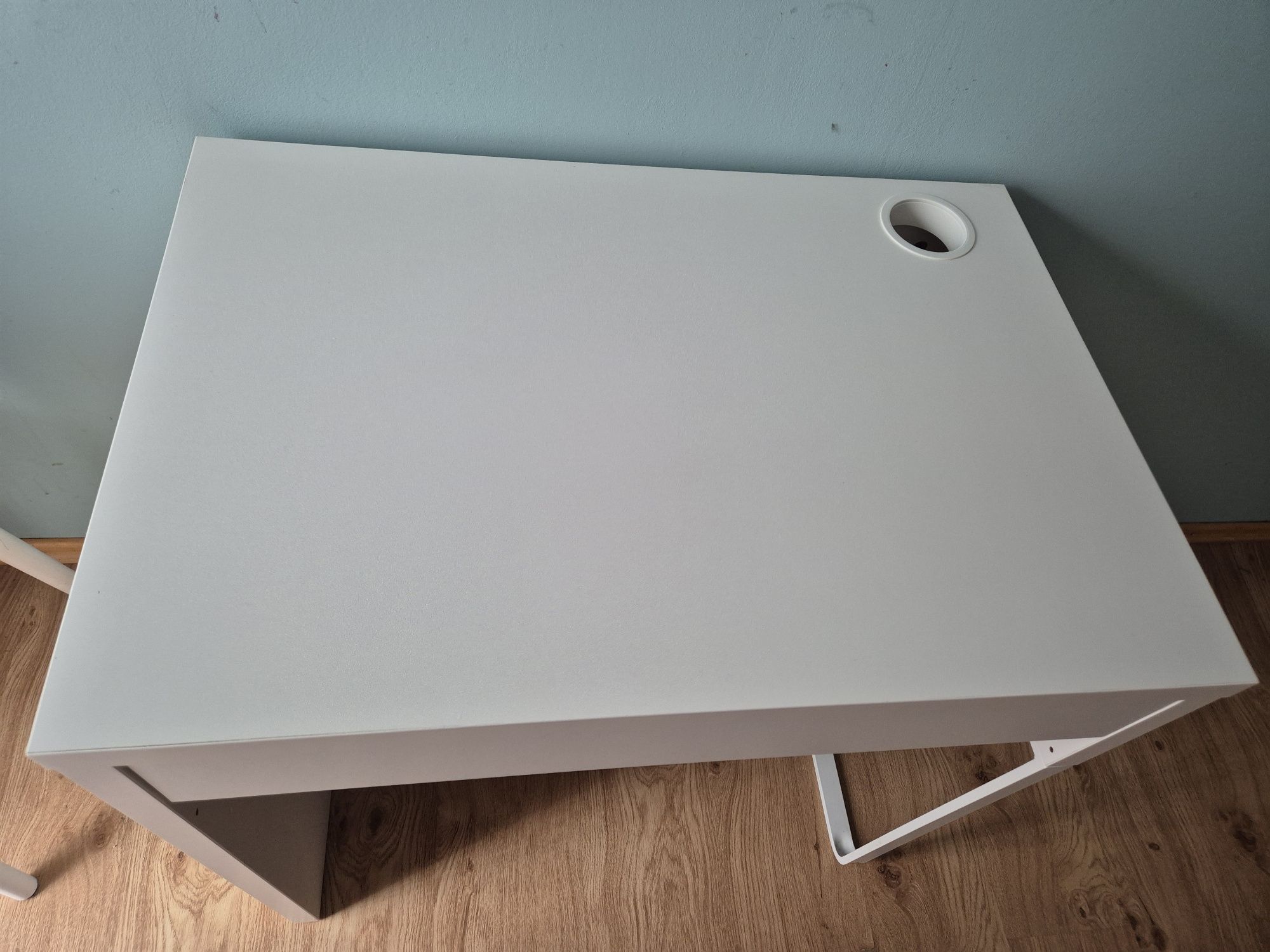 Białe biurko MICKE IKEA