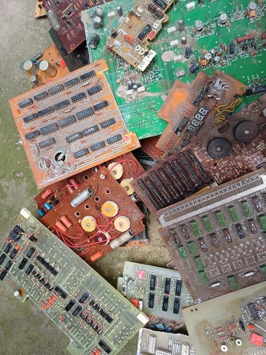 Микросхемы на платах больше 800шт, разные.