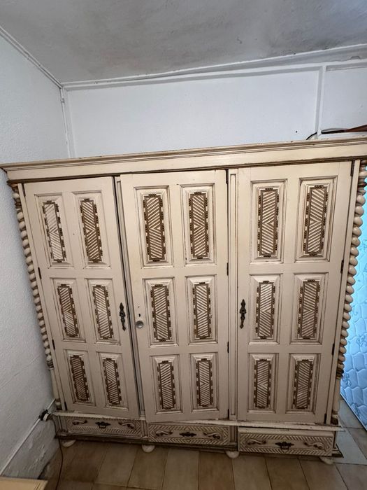 Roupeiro lacado antigo